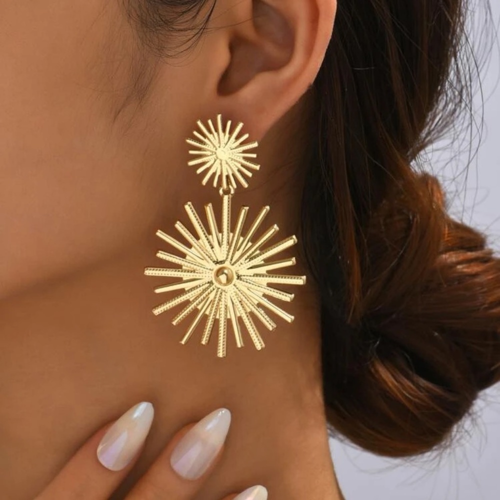 ⭐️3/$25⭐️ NWT Gold Sunshine Earrings
